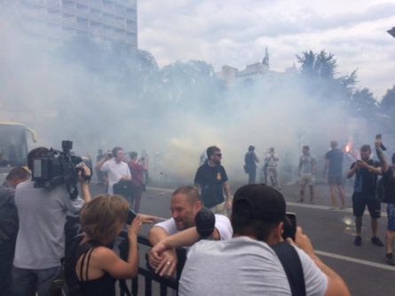 Під будівлею Верховної Ради активісти палять фаєри та гупають у діжки, вимагаючи зняття недоторканності з депутатів.