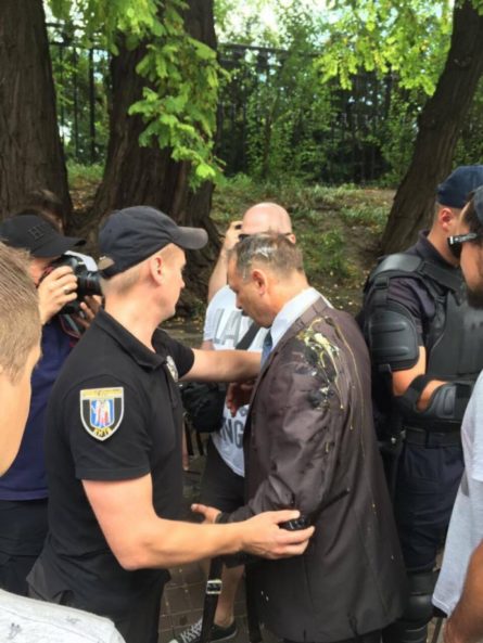 Активісти, які зібралися біля Верховної Ради, заблокували всі виїзди для депутатів. Один із народних обранців потрапив під яєчний обстріл.