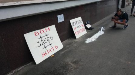Активісти принесли під офіс Опоблоку сухарі сухарі для народного депутата, екс-мера Харкова Михайла Добкіна.
