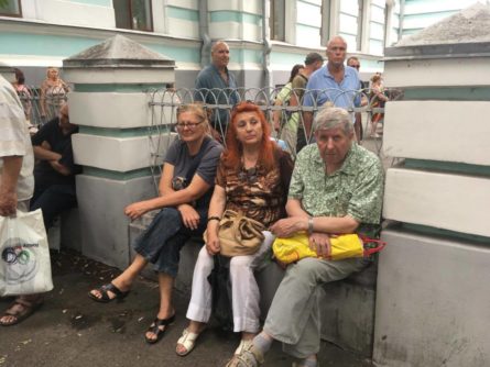 Глава общественного совета при МОЗ, волонтер Леся Литвинова рассказывает о том, что увидела на митинге против медреформы 13 июля. О пацанчиках на корточках с сигаретами и пенсионерах с типографскими плакатами.