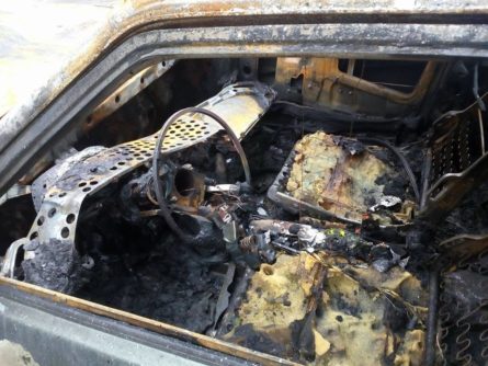 Журналист выложил в Facebook фотографии сожженного автомобиля и предупредил, что он не склонен к суициду.