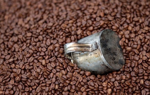 Фермеры Бразилии не продают урожай кофе после падения цен на 20% с прошлогоднего пика, в результате экспорт необжаренных зерен в июле сократился до минимума за все время сбора данных – с 2006 года.