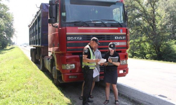 В Черниговской области полиция остановила грузовик с львовским мусором, у правоохранителей возникло подозрение в том, что документы могут быть поддельными.