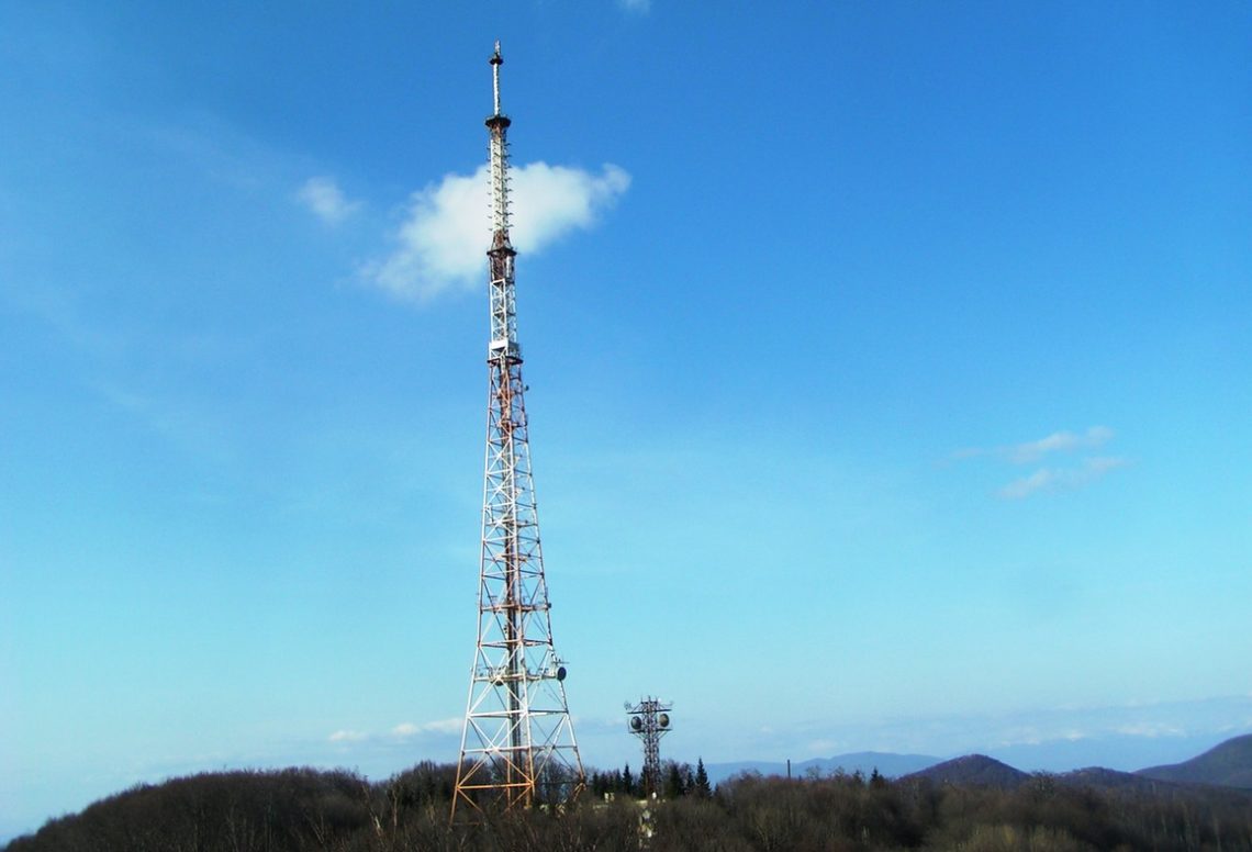 У Бахмутівці Луганської області завершили зведення 134-метрової телерадіобашні, яка забезпечить трансляцію українського телебачення і радіо впритул до лінії розмежування.