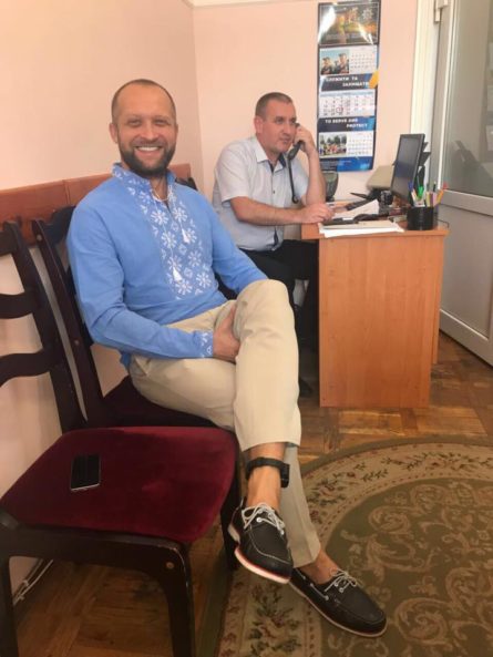Депутат Максим Поляков повідомив, що правоохоронці наділи на нього електронний браслет стеження.