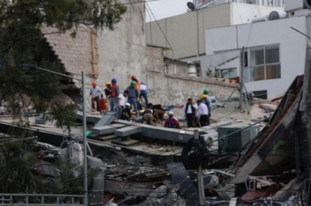В центральной части Мексики произошло землетрясение магнитудой 7,1 балла, в результате которого обрушились десятки зданий в густонаселенной столице.