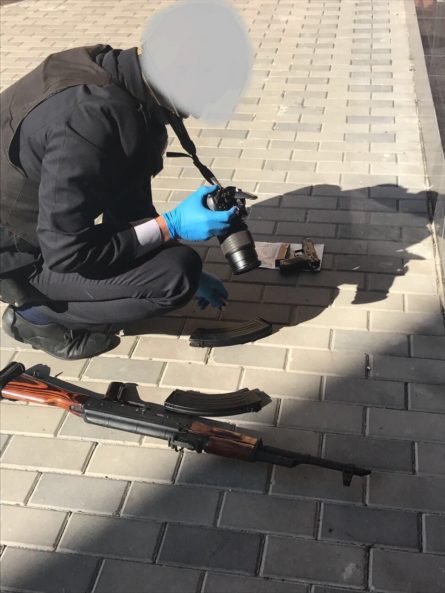 У Луцьку 28 вересня двоє чоловіків, погрожуючи зброєю, взяли в заручники співробітника поліції, щоб перешкодити обшуку в їхній квартирі.