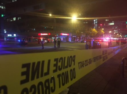 В канадском городе Эдмонтон мужчина напал с ножом на офицера, а потом на фургоне наехал на прохожих, в результате чего пострадали еще четыре человека.