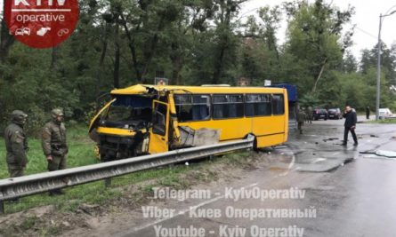 В Киевской области утром в четверг, 5 октября, произошло ДТП с участием пассажирского автобуса и служебного автобуса Национальной гвардии.