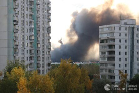 Сьогодні в Москві загорівся в торговий комплекс «Синдика», розташований на 65-му кілометрі Московської кільцевої дороги.