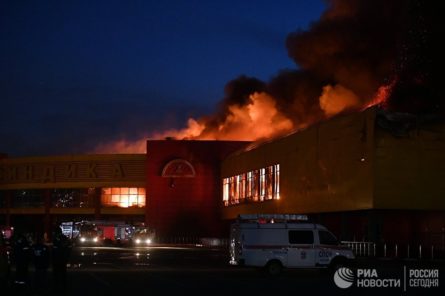 Сегодня в Москве загорелся в торговый комплекс «Синдика», расположенный на 65-м километре Московской кольцевой дороги.