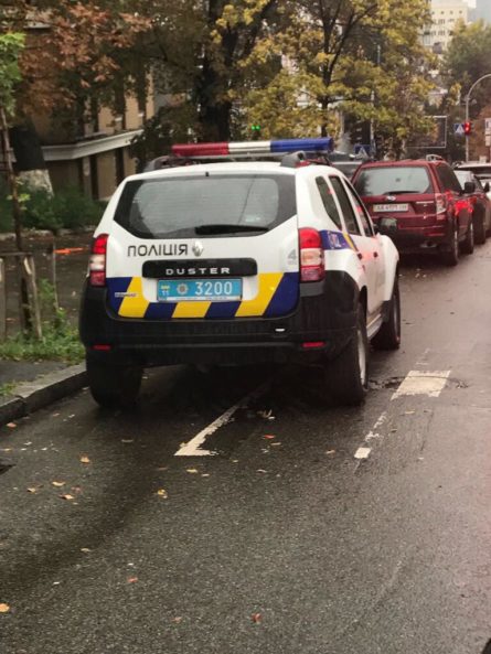 11 жовтня позашляховик Нацполіії був помічений припаркованим прямо на пішохідному переході (зебрі) в центрі Києва.