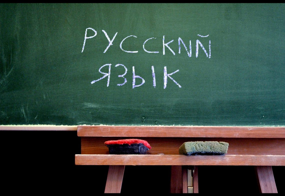 Мыколаив сообщил, что учителей русского языка в связи с отменой соответствующих уроков не уволят, а  они будут преподавать мировую литературу.