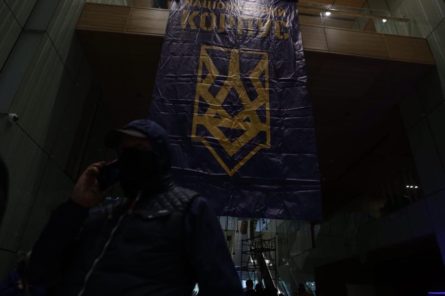 В понедельник, 16 октября, представители Национального корпуса, Свободы и Правого сектора заявили, что взяли здание вертолетной площадки экс-президента Виктора Януковича на Парковой дороге в Киеве под свой контроль.