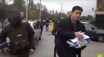 Из квартиры Труханова работники НАБУ вынесли два опечатанных пакеты с документами, погрузили в машину киевской регистрации и увезли.