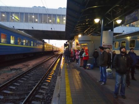 Пассажиров центрального железнодорожного вокзала Киева 24 октября эвакуируют в связи с угрозой взрыва.