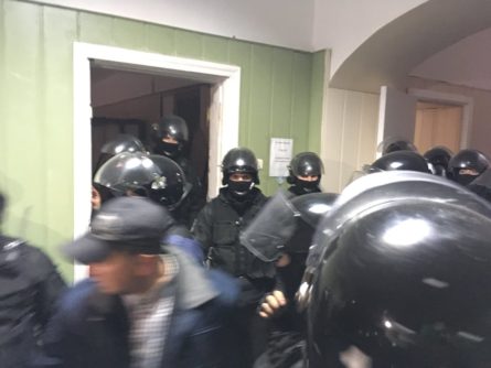Зал, где были активисты, снова забаррикадирован. Кохановский остается в забаррикадированным зале.
