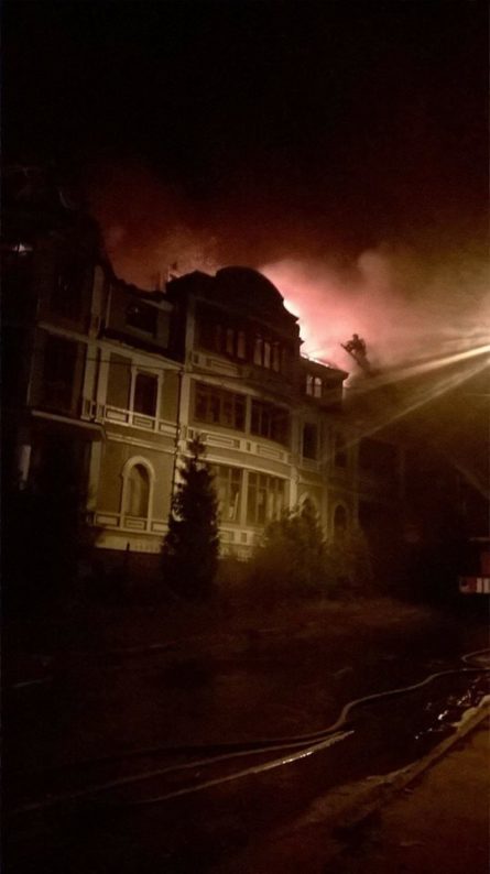 У Святошинському районі Києва на вулиці Обухівській, 60 26 жовтня виникла пожежа в чотириповерховому гуртожитку, де мешкають переселенці з Донбасу.