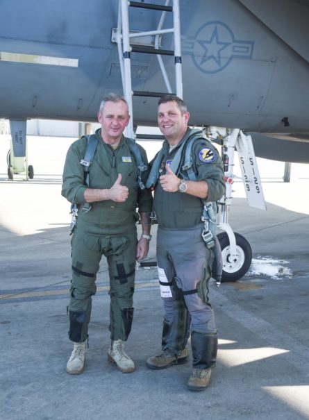 Начальник Генерального штаба Вооруженных сил Украины Виктор Муженко во время своего визита в США 26 октября полетал на американском истребителе F-15.