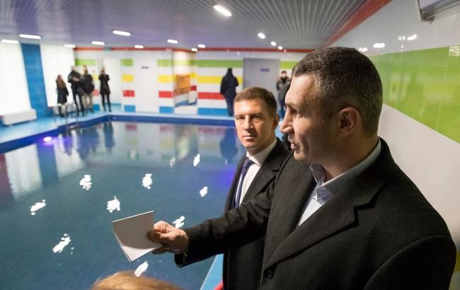 У Києві за два тижні відкриється новий дитячий садок-ясла з басейном. Віталій Кличко сьогодні проінспектував заклад.
