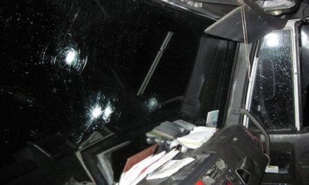 В Черниговской области четверо мужчин в масках напали на водителя и пассажиров грузовика, отобрав у них мобильные телефоны и деньги.