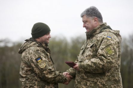 За особисту мужність і високий професіоналізм Порошенко відзначив орденами і медалями 20 військовослужбовців.