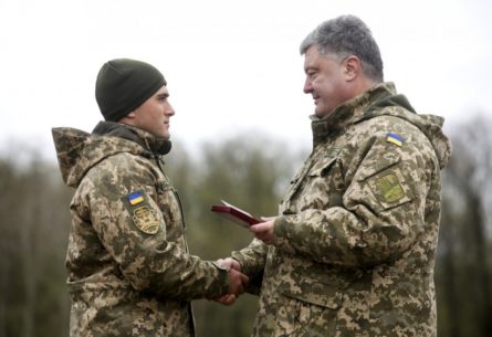 За личное мужество и высокий профессионализм Порошенко отметил орденами и медалями 20 военнослужащих.