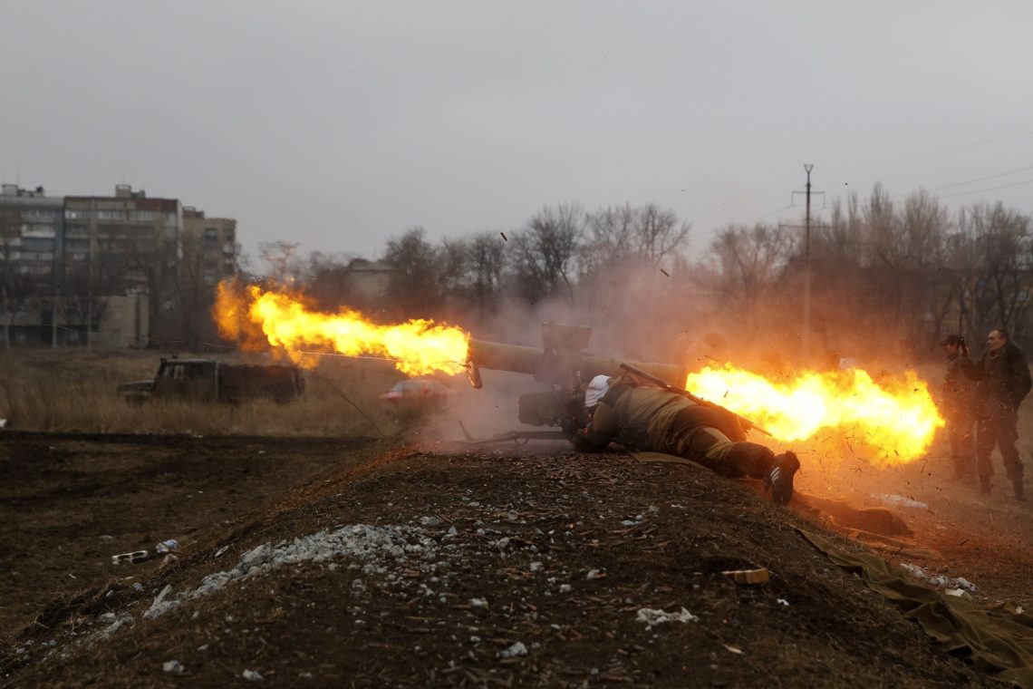 Оперативная обстановка в районе проведения АТО остается сложной: незаконные вооруженные формирования продолжают применять оружие против украинских воинов.