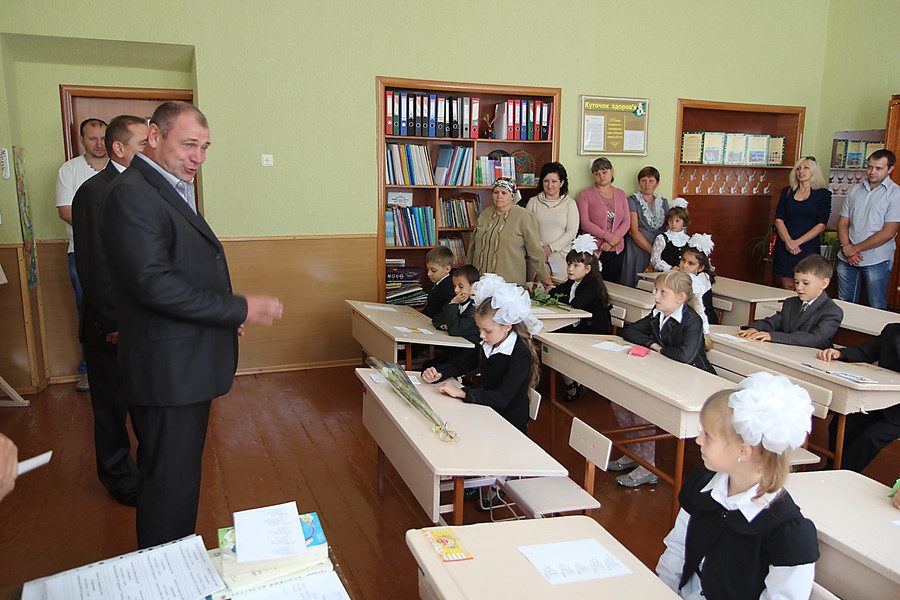 Народний депутат Бриченко пообіцяв домогтися коштів на утеплення школи в Новому Бузі, але в районній адміністрації нічого про це не чули.
