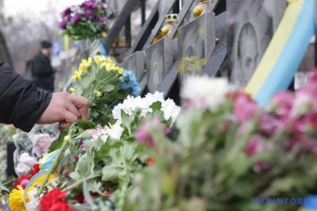Близько 300 представників родин Героїв Небесної Сотні, активістів Майдану та просто небайдужих громадян прийшли вшанувати пам’ять загиблих майданівців.