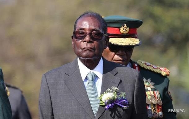 Бывший президент Зимбабве Роберт Мугабе и его супруга получили иммунитет от уголовного преследования.