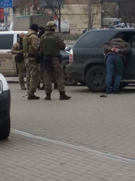 По словам очевидцев, ветерана АТО батальона Донбасс Александра Новикова схватили в Киеве в районе Индустриального моста.