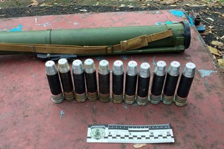 Правоохоронці знайшли три схованки зі зброєю, боєприпасами та вибуховими пристроями на території декількох населених пунктів Дніпропетровської області.
