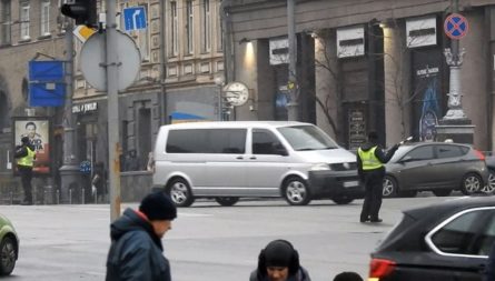 Кортеж прем'єр-міністра Володимира Гройсмана порушив правила дорожнього руху в центрі Києва, прямуючи на Міжнародний саміт мерів.