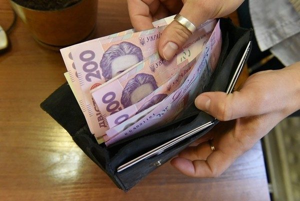 Правительство после анализа выполнения бюджета на 2017 год должно принять решение об установлении минимальной зарплаты в 4100 гривен.