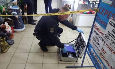 В Николаеве 4 декабря группа злоумышленников ограбила ювелирный магазин, расположенный вблизи Центрального рынка города, позже устроив стрельбу.
