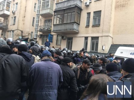 Возле дома лидера движения Рух нових сил Михеила Саакашвили, куда пришли сегодня с обыском сотрудники СБУ и ГПУ и задержали политика, начались потасовки между активистами и полицией.