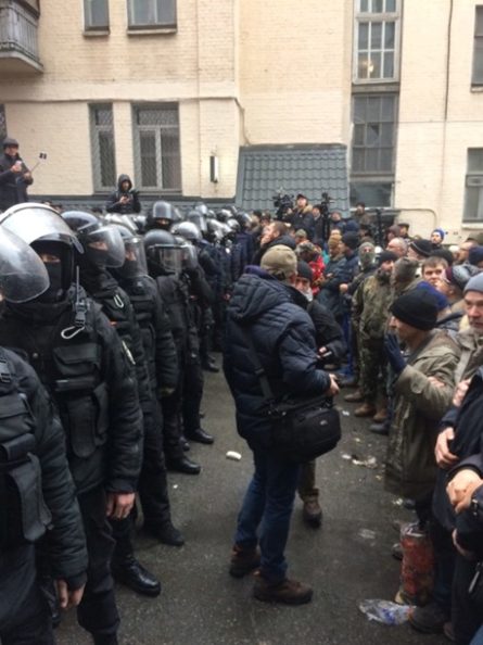 Возле дома лидера движения Рух нових сил Михеила Саакашвили, куда пришли сегодня с обыском сотрудники СБУ и ГПУ и задержали политика, начались потасовки между активистами и полицией.