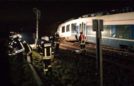 Пассажирский и грузовой поезда столкнулись близ города Дюссельдорф, в результате аварии по меньшей мере, 50 человек были травмированы.