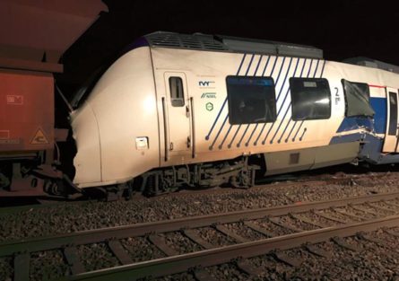 Пассажирский и грузовой поезда столкнулись близ города Дюссельдорф, в результате аварии по меньшей мере, 50 человек были травмированы.