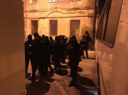 Все въезды на территорию следственного изолятора, куда привезли задержанного лидера партии Рух новых сил Михаила Саакашвили, окружили правоохранительные органы.