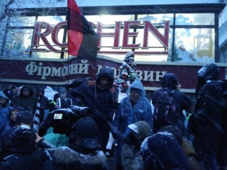 В Киеве сторонники лидера партии Рух нових сил Михеила Саакашвили разбили витрину фирменного магазина Roshen неподалеку от изолятора временного содержания СБУ, где содержится политик.