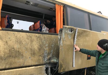 Туристический автобус из Польши получил повреждения в селе Сокольники Львовской области после выстрела из гранатомета.