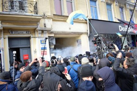 Біля будівлі Печерського районного суду Києва, де 11 грудня проходить суд над лідером партії Рух нових сил Міхеілом Саакашвілі, сталися сутички між активістами й поліцією.
