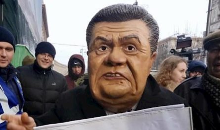 Возле здания Печерского районного суда Киева, где 11 декабря проходит суд над лидером партии Рух новых сил Михеилом Саакашвили, произошли столкновения между активистами и полицией.