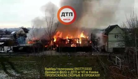 На Лівому березі в Києві на Русанівських садах спалахнула масштабна пожежа, вогонь знищив двоповерховий будинок, а на місце НП виїхали 14 пожежних автомобілів.