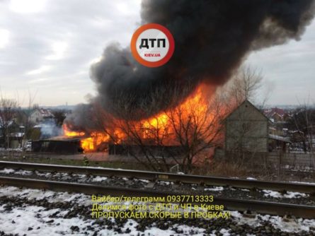 На Лівому березі в Києві на Русанівських садах спалахнула масштабна пожежа, вогонь знищив двоповерховий будинок, а на місце НП виїхали 14 пожежних автомобілів.