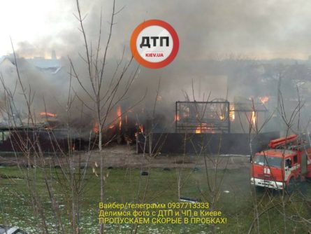 На Левом берегу в Киеве на Русановских садах вспыхнул масштабный пожар, огонь уничтожил двухэтажный дом, а на место ЧП выехали 14 пожарных автомобилей.