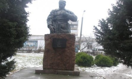 В селе Корюковка в Черниговской области разрушили памятник советскому генералу НКВД Алексею Федорову.