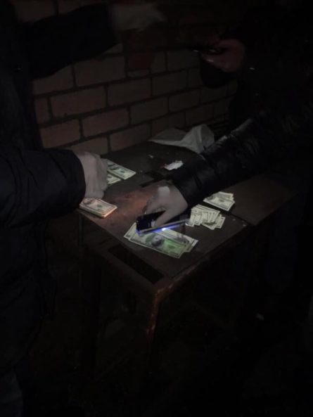 В Днепре сотрудники правоохранительных органов задержали на взятке в 35 тысяч долларов арбитражного управляющего Днепропетровского государственного литейно-механического завода.